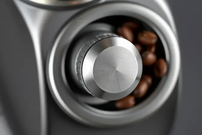 Detalhes conceituais de moedor de café com botão de ajuste e grãos inteiros