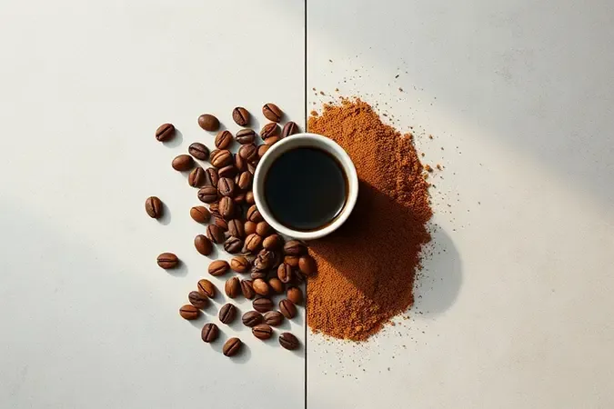 Comparação conceitual entre grãos de café inteiros e café moído sobre superfície de pedra minimalista
