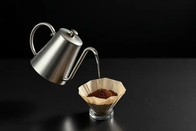 Cena conceitual de técnica de despejo de água com chaleira bico fino sobre pó de café em coador cônico
