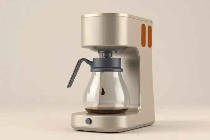Detalhe conceitual do sistema anti-pingos de cafeteira, com jarra de vidro erguida e iluminação suave de estúdio.