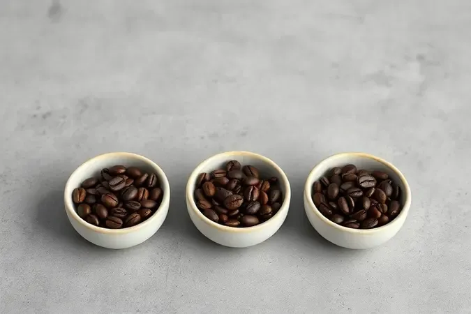Três tigelas com grãos de café em diferentes níveis de torra, da clara à escura, em cena conceitual premium