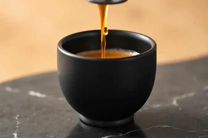Extração de espresso com crema dourada e respingos de pressão em superfície escura
