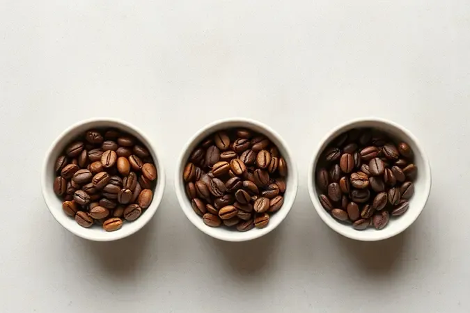 Três tigelas com grãos de café em diferentes níveis de torra clara média e escura em cena 3D